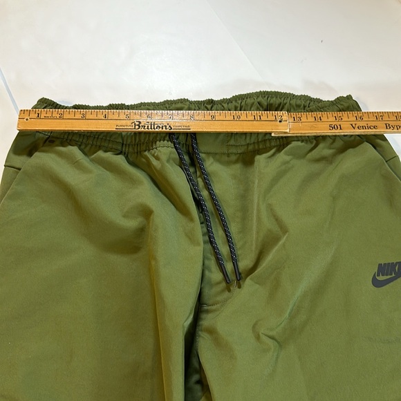Men’s Nike Sportswear Woven Unlined Commuter Pants - Picture 4 of 12